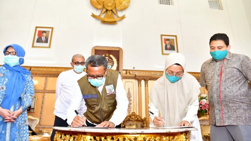 BANTUAN. Gubernur Sulsel, Prf Nurdin Abdullah menerima bantuan dari Bosowa Peduli, Jumat (10/4/2020) (foto/humas pemprov)