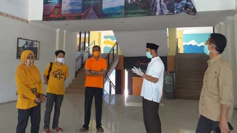 Bupati Sinjai, Andi Seto Asapa saat meninjau RSUD Sinjai, Jumat (10/4/2020). 