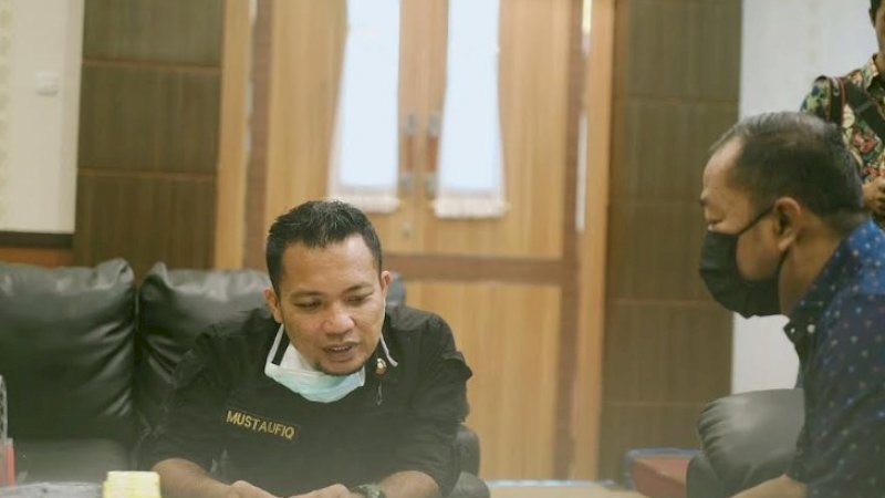 Kabag Humas Jeneponto, Mustaufiq Patta (kiri).