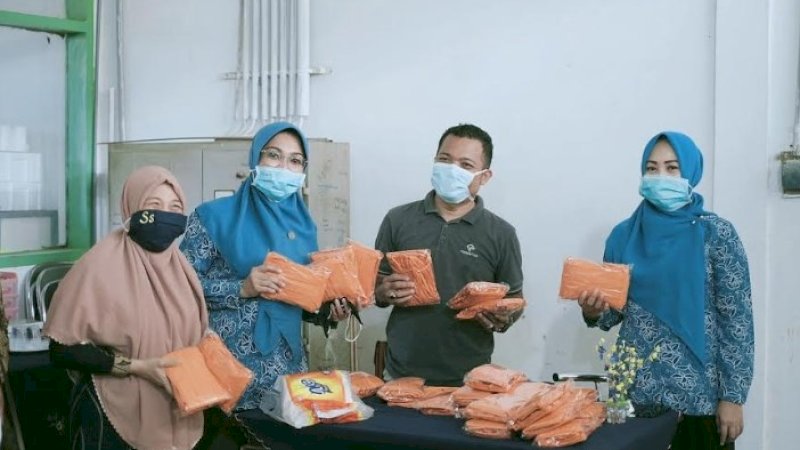 Dua srikandi Jeneponto menunjukkan peran dalam mencegah Covid-19 di Jeneponto. Keduanya yakni Ketua Tim Penggerak PKK, Hamsiah Iksan dan Ketua DPRD, Salmawati.

