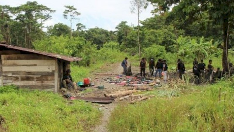 Rumah yang dijadikan tempat persembunyian KKB di Jalan Trans Nabire, Kampung Jayanti, Distrik Iwaka, Mimika, Papua. (FOTO: DOK POLRES MIMIKA)

Artikel ini telah tayang di Kompas.com dengan judul "Salah Satu Anggota KKB yang Tewas Saat Kontak Senjata di Mimika adalah Anak Buah Lekagak Telenggen", https://regional.kompas.com/read/2020/04/10/22384641/salah-satu-anggota-kkb-yang-tewas-saat-kontak-senjata-di-mimika-adalah-anak.
Penulis : Kontributor Kompas TV Timika, Irsul Panca Aditra
Editor : Aprillia Ika