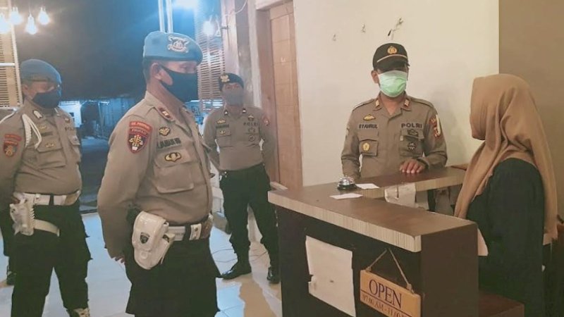 Polisi mendatangi warkop dan kafe di Jeneponto, Jumat malam (10/4/2020).