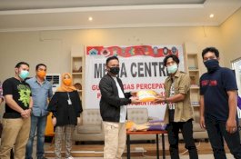 Pemkab Bantaeng dan PKK Serahkan Bantuan APD Lewat Jurnalis Peduli