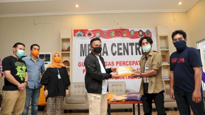 Pemerintah Kabupaten Bantaeng memberikan bantuan kepada aliansi Jurnalis Peduli Kemanusiaan (AJPK).