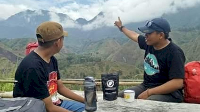 Menikmati kopi liberika khas Anrang dari ketinggian di Bulukumba.