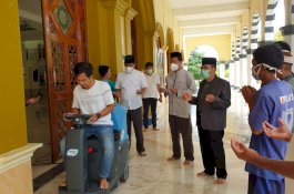 Wali Kota Serahkan Mesin Pembersih Lantai ke Pengurus Masjid Agung Palopo