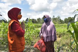 Bupati Lutra Kembali Serahkan Bantuan Bencana Banjir di Dua Kecamatan