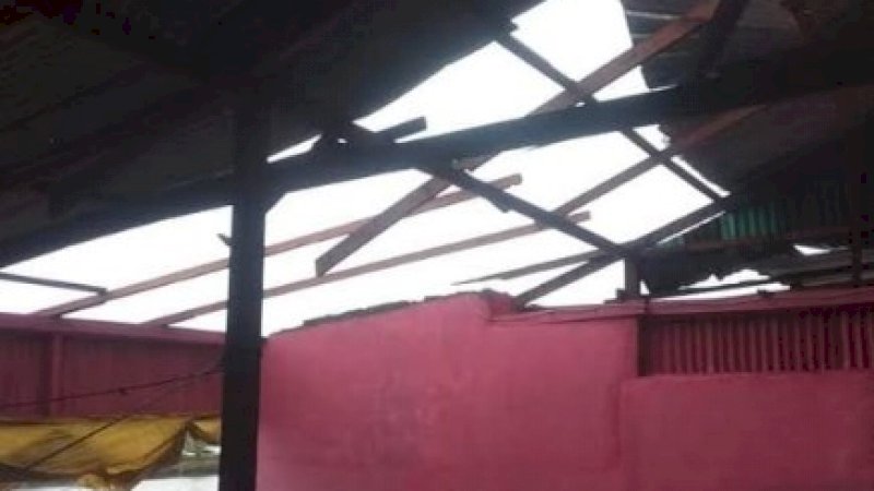 Salah satu rumah yang rusak akibat angin kencang di Barru.