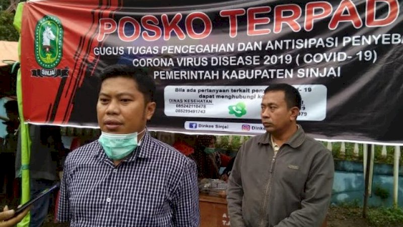 Kadis Kominfo Sinjai, Irwan Suaib (kiri).