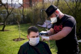 Gaya Ini Perlu Ditiru Tukang Cukur Agar Tak Kehilangan Pelanggan di Tengah Wabah Covid-19