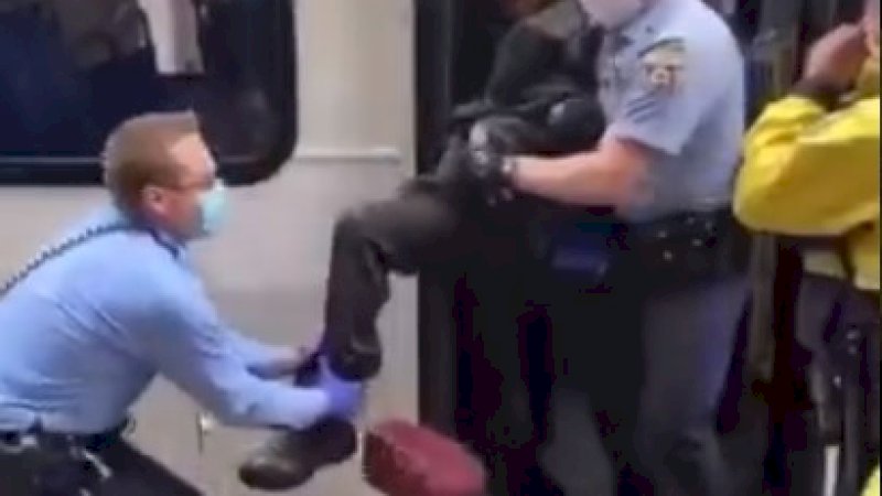 Suasana saat seorang penumpang diseret keluar dari bus karena tidak mengenakan masker.