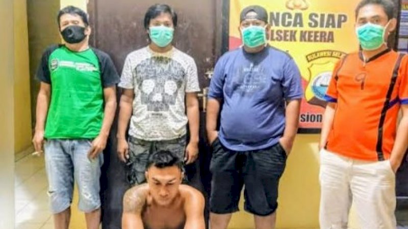 Pelaku pencurian (jongkok)