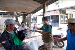 Singgah di Pangkalan Ojek BTP, Wagub Sulsel Beri Ajak Pakai Masker dan Bagikan Sembako