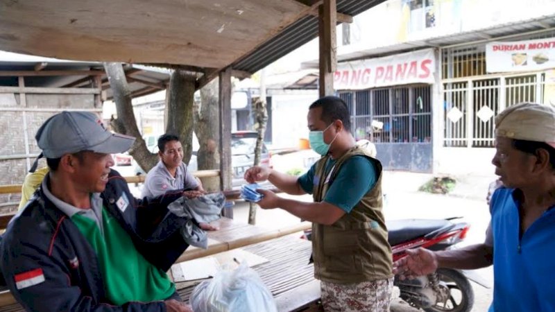 Wagub Sulsel, Andi Sudirman Sulaiman membagikan masker dan sembako kepada tukang ojek di BTP.