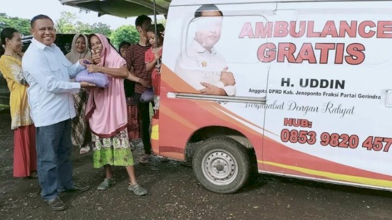 Gerindra berbagi bahan pokok dengan warga terdampak Covid-19 di Jeneponto.