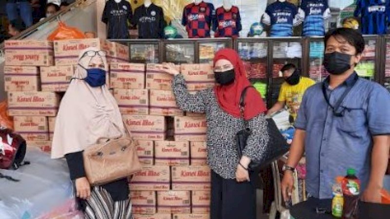  Sekolah Islam Athirah ikut ambil peran di tengah wabah corona dengan membagikan paket sembako kepada warga yang terdampak Covid-19. 