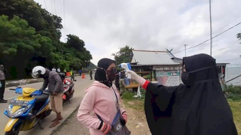 Proses screening di perbatasan Pangkep-Barru.