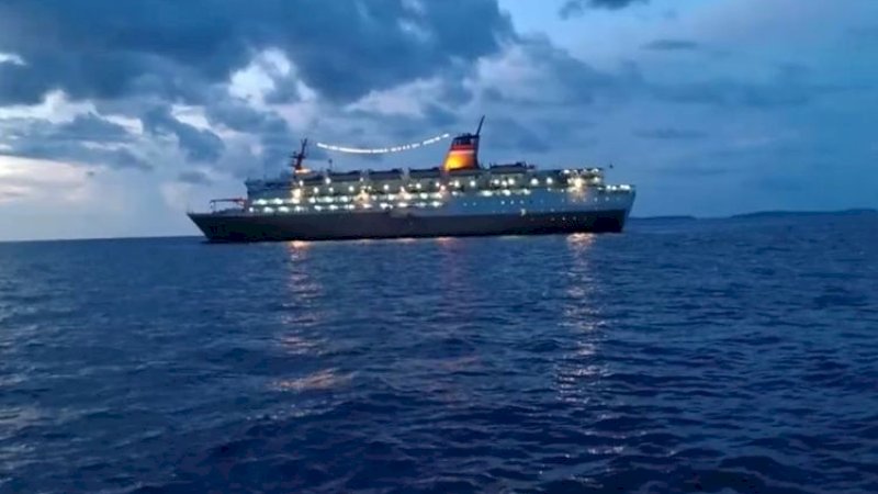 KM Lambelu di perairan Makassar.