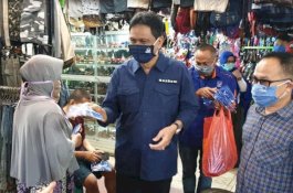 Suardi Saleh Bagi-Bagi Masker di Pasar, Hasnah Syam Siapkan 100 Nasi Dos Per Hari untuk Duafa