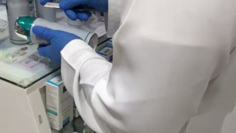 Produk sanitiser berbahan deodoran di Ajman, Uni Emirat Arab.