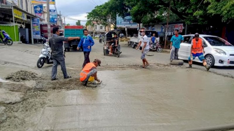 Satgas Antilubang memperbaiki salah satu ruas jalan di Sengkang, Wajo.