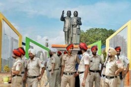 Pesan Satire di Balik Maraknya Foto Polisi India Hasil Editan dengan Latar Ikon Daerah di Sulsel