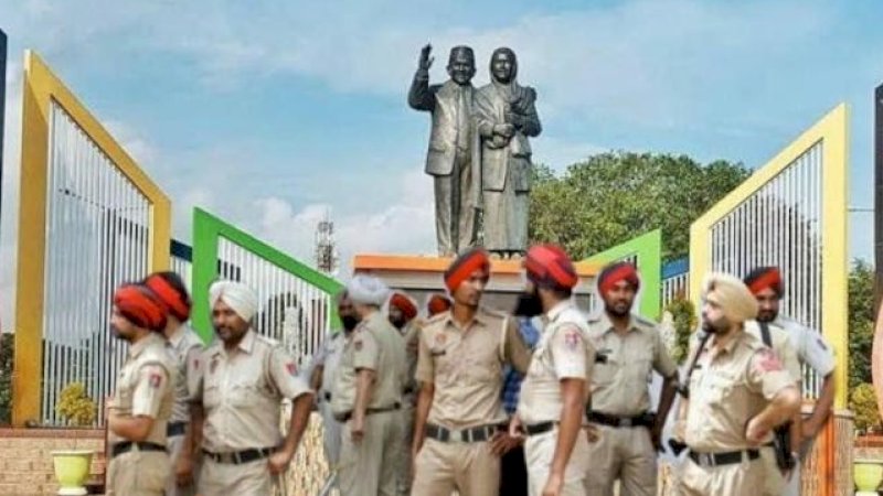 Foto polisi India hasil editan dengan latar Monumen Cinta Habibie-Ainun di Parepare.