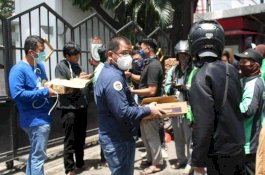 Lewat I'Am Sospol Peduli, Alumni FISIP Unhas Bagi Makanan kepada Petugas Medis dan Ojol di Makassar