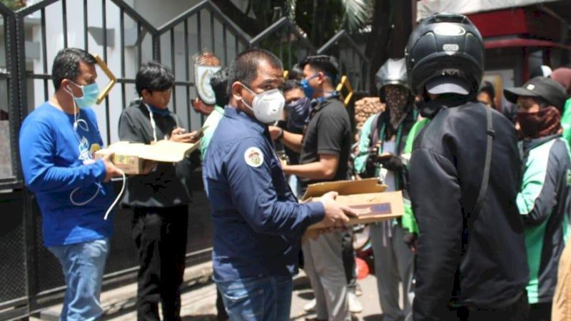 katan Alumni Fakultas Ilmu Sosial dan Ilmu Politik Universitas Hasanuddin (IKA Sospol Unhas) turun tangan. Mereka membagikan bantuan berupa makanan siap saji dan susu gratis.