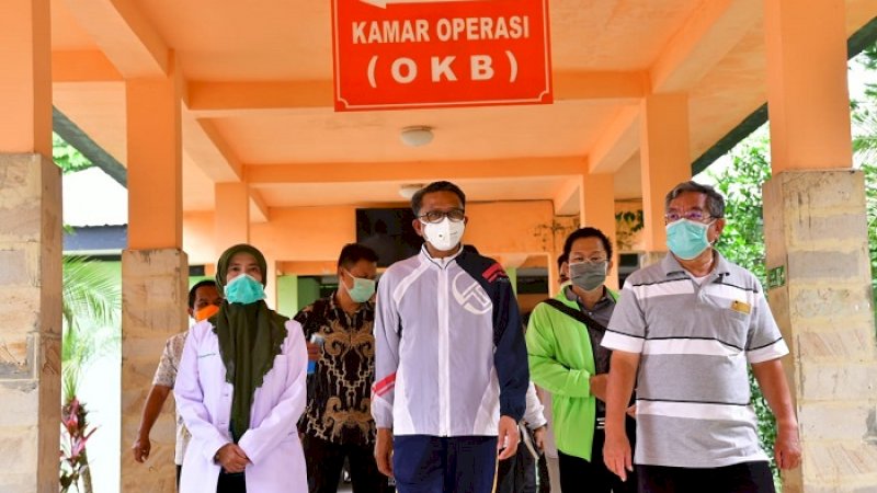 Gubernur Sulsel, Nurdin Abdullah saat meninjau RS Sayang Rakyat.