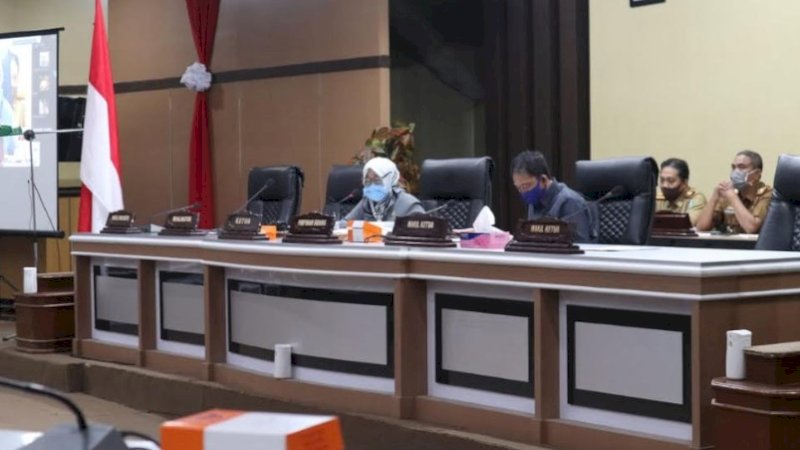 Rapat paripurna DPRD Parepare ditunda karena tidak kuorum.