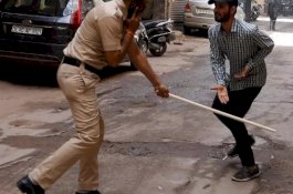 Hentikan Kelompok Bela Diri yang Langgar Jam Malam, Tangan Polisi India Putus Ditebas Parang