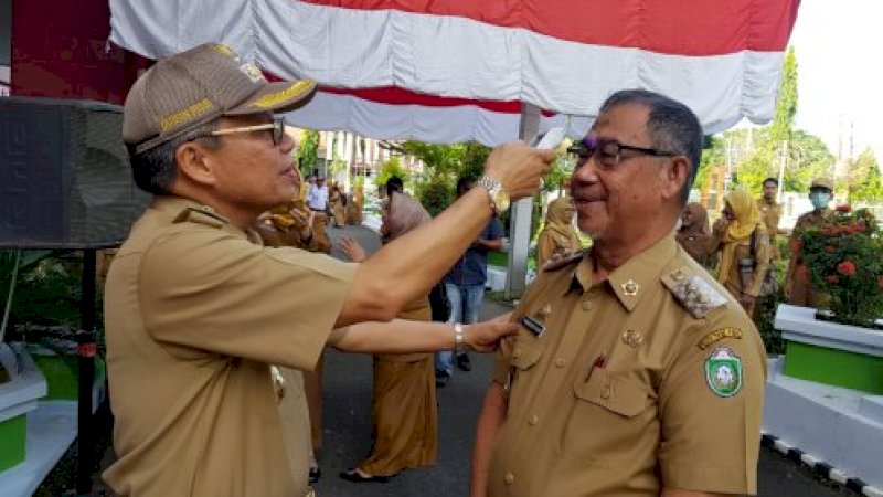 Wali Kota Parepare, Taufan Pawe menguji suhu tubuh wakilnya, Pangerang Rahim.