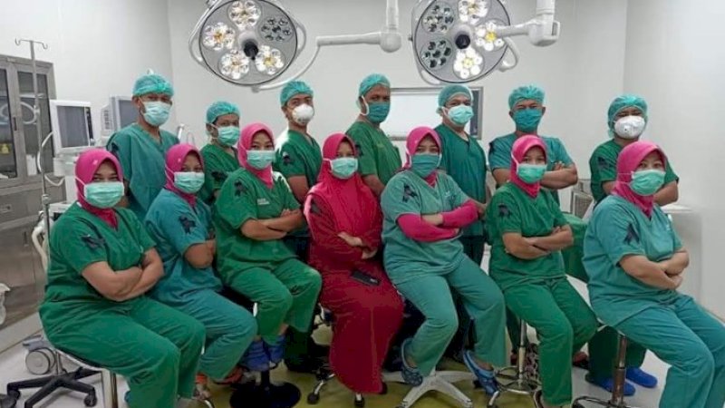 Perawat RSUD Andi Sulthan Daeng Radja Bulukumba mengenakan pita hitam sebagai tanda berkabung atas penolakan jenazah rekannya.