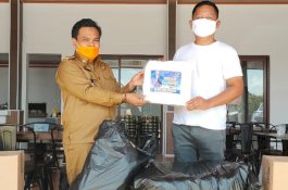 Prihatin, Rusdi Masse Sumbang APD untuk Tenaga Medis di 3 Kabupaten