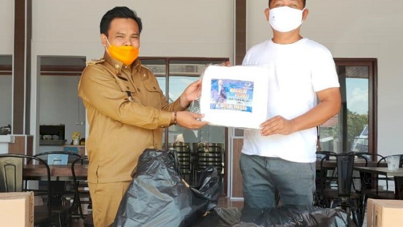 Ketua NasDem Sulsel, Rusdi Masse (kanan) menyerahkan bantuan APD kepada Wabup Enrekang, Asman, Selasa (14/4/2020).