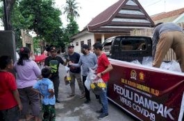 Azikin Solthan Bagi 10 Ton Beras untuk Warga Terdampak Covid-19 di Bantaeng