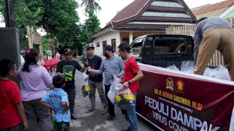 Azikin Solthan Bagi 10 Ton Beras untuk Warga Terdampak Covid-19 di Bantaeng