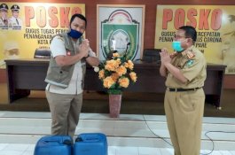 Stasiun Karantina Pertanian Parepare Sumbang 70 Liter Disinfektan kepada Tim Gugus Tugas
