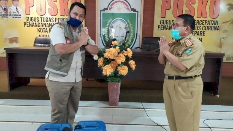 Kepala Stasiun Karantina Pertanian Kelas I Parepare, Andi Faisal (kiri) menyerahkan bantuan kepala Tim Gugus Tugas Penanganan Covid-19 Kota Parepare. Diterima Asisten Administrasi Umum Sekretariat Daerah Kota Parepare, Haryanto.