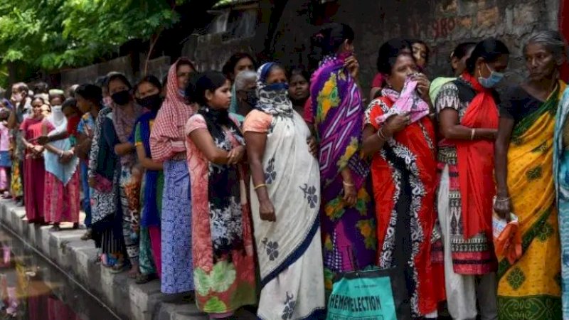 Suasana antrean pembagian bahan pokok di India. (FOTO: AFP/GETTY IMAGES)
