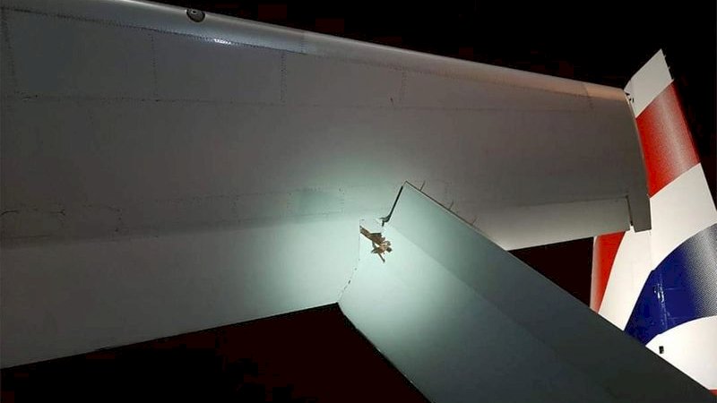 Dua pesawat bersenggolan di Bandara Dubai. (FOTO-FOTO: TWITTER)