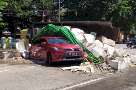 Ditabrak Rekan dari Belakang, Truk Pengangkut Udang Terguling dan Timpa Mobil Pegawai BKPSDM Barru