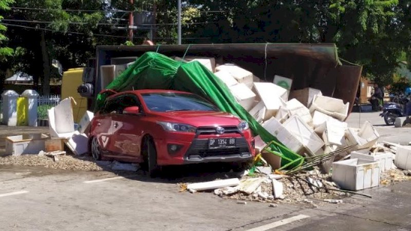 Mobil Toyota Yaris yang tertimpa truk pengangkut udang di Barru.