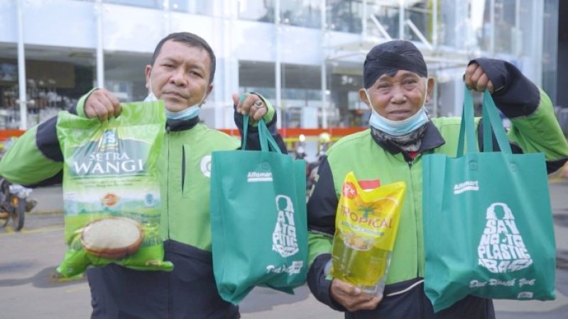 Alfamart memberikan bantuan kepada mitra Gojek.