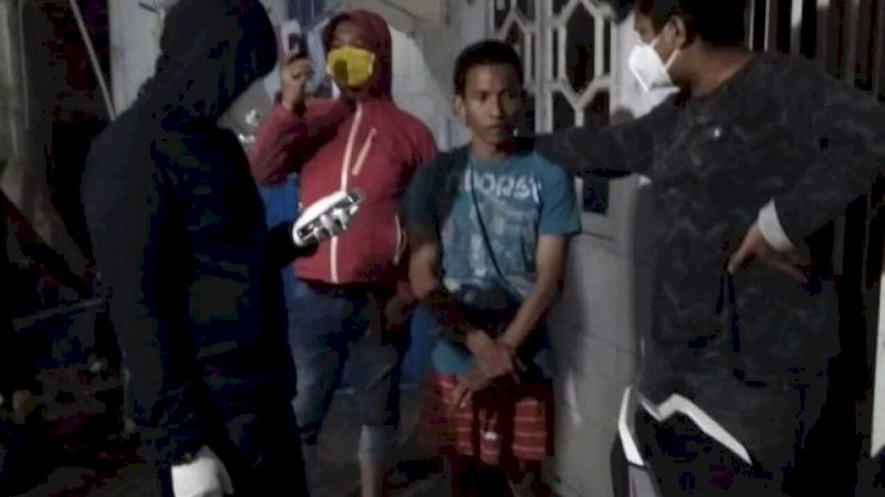 Salah seorang pelaku pencurian di sekretariat AJI Kota Makassar.