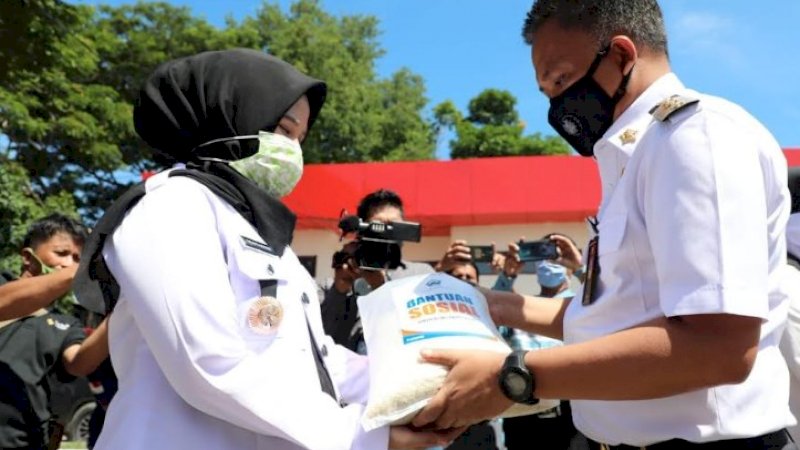 Pemerintah Kabupaten Bantaeng mulai menyalurkan bantuan sosial (bansos) untuk warga yang terkena dampak Covid-19.