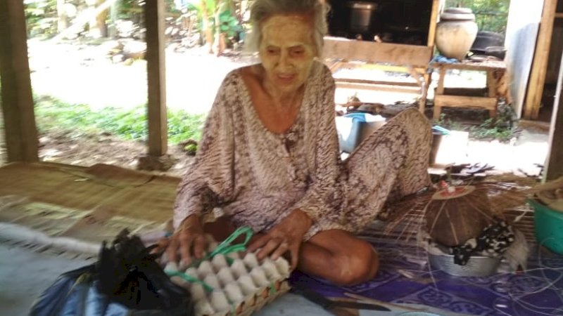 Salah seorang warga penerima bantuan Sekolah Islam Athirah.