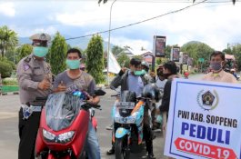 PWI Soppeng Bagikan Seribu Masker Gratis kepada Masyarakat