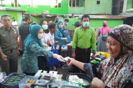 Bagikan Masker kepada Pedagang Pasar, Ketua PKK Sinjai: Kunci Penyebaran Covid-19 di Tangan Warga